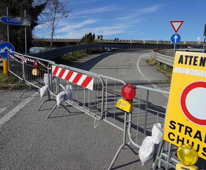 
	Il ponte chiuso (foto Franco Silvi)

