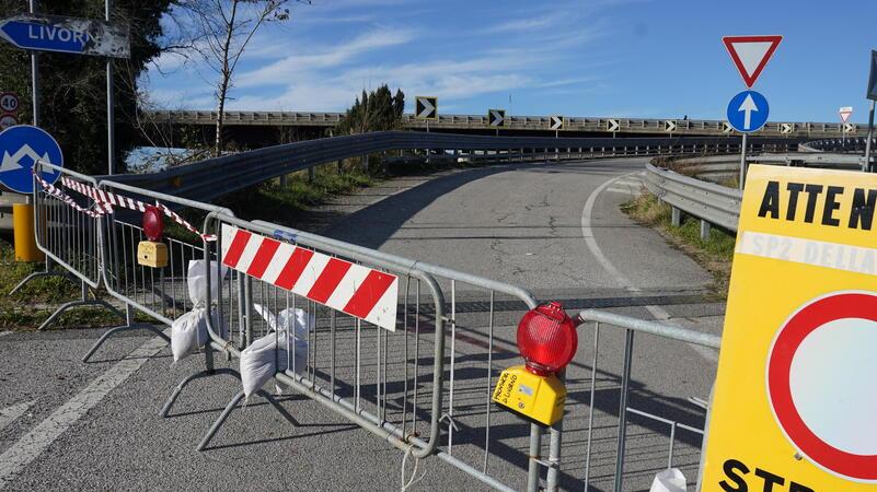 Il ponte chiuso (foto Franco Silvi)