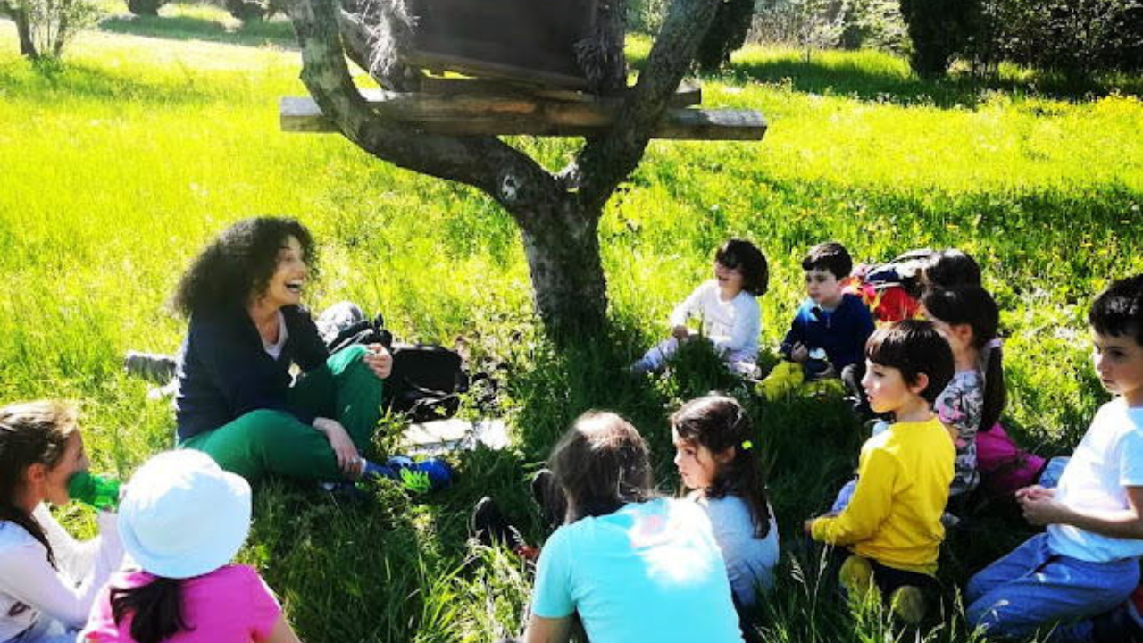 Valeria Morgantini durante le sue attività di narrative coach di fiabe millenarie