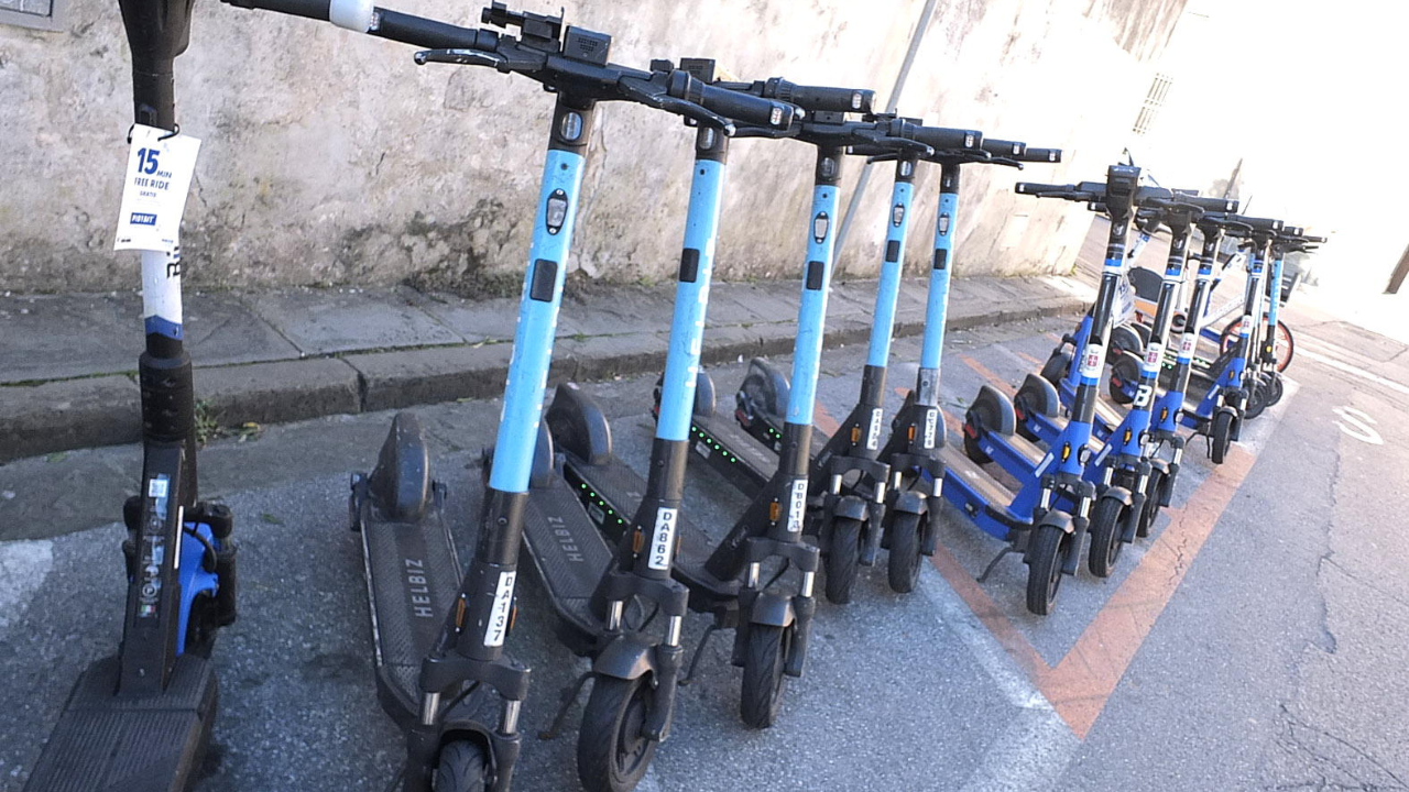 Alcuni monopattini che si possono noleggiare in città