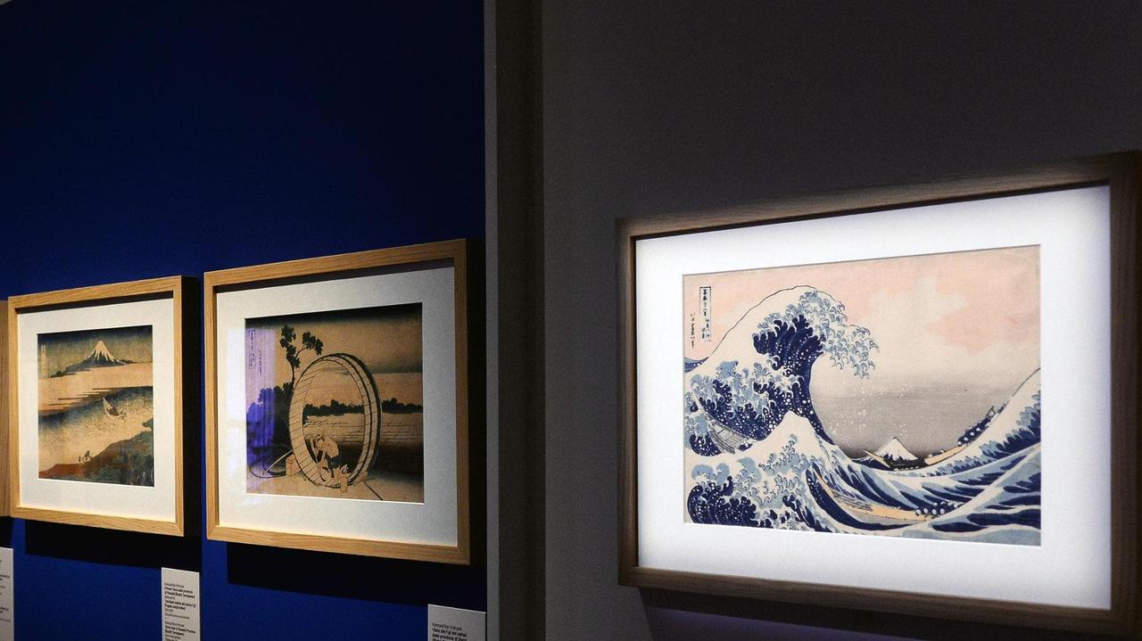 Alcune opere in mostra. In primo piano c’è la Grande onda