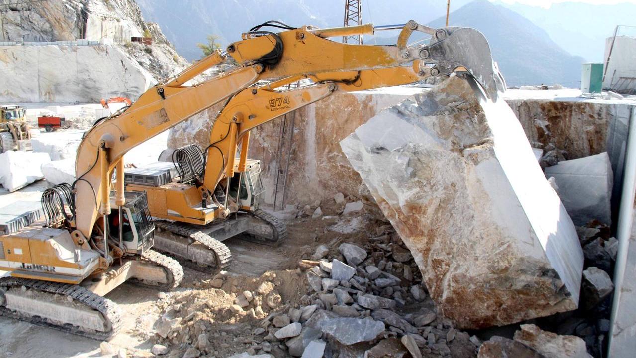 La lavorazione alle cave (foto di archivio)