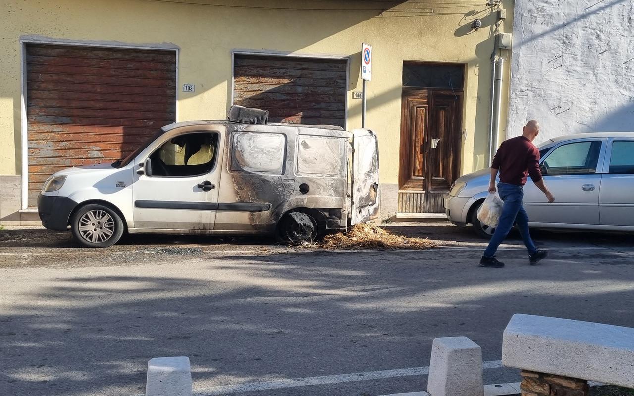 Auto bruciate, strade deserte e paura: a Siniscola scatta il coprifuoco