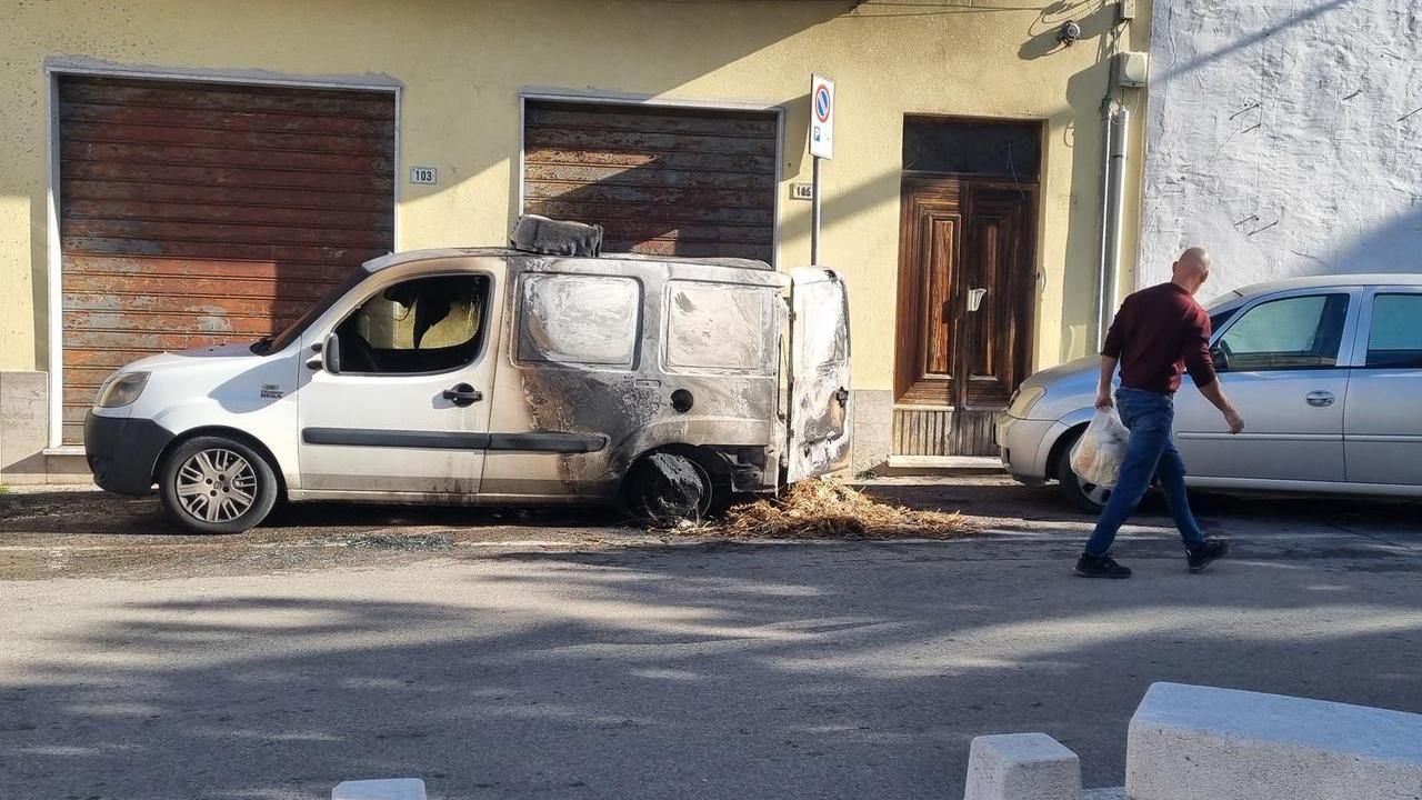 Auto bruciate, strade deserte e paura: a Siniscola scatta il coprifuoco