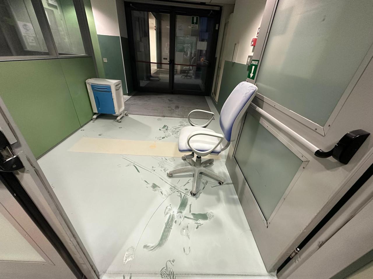 
	La polvere dell'estintore nei locali del pronto soccorso

