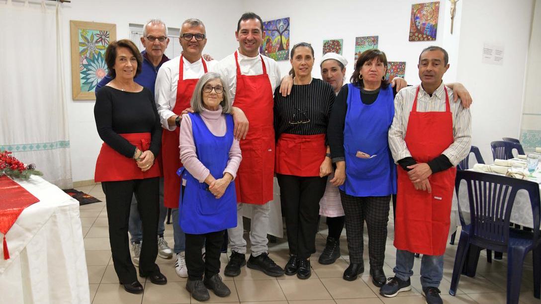 Chef e volontari del gruppo vincenziano (foto Vanna Sanna)