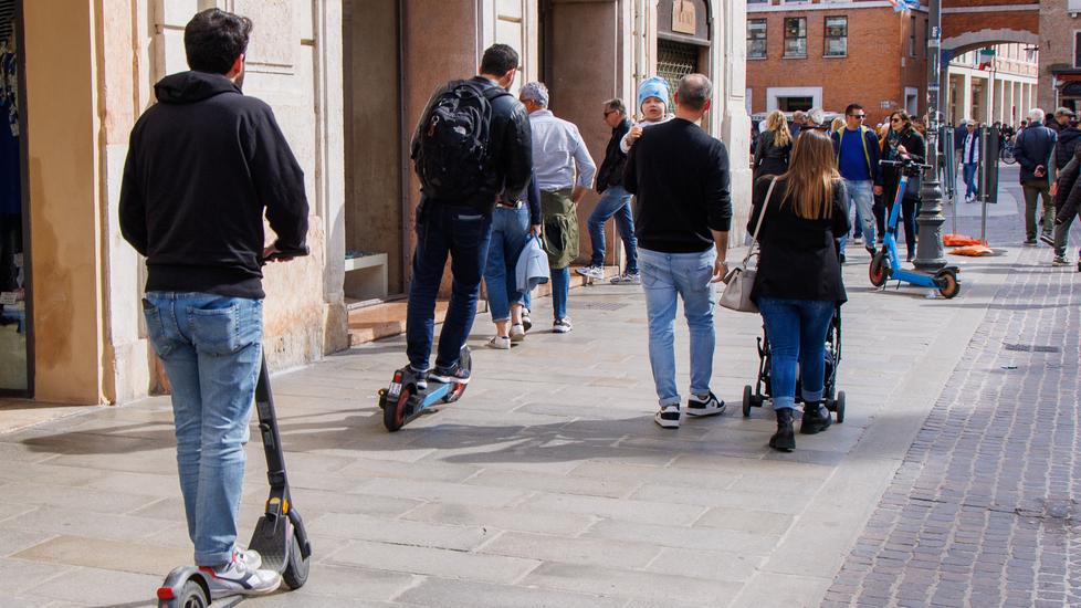 Stretta monopattini, a Ferrara più controlli