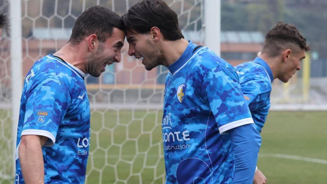 
	L'esultanza di Magazz&ugrave; (a sinistra) dopo il vantaggio del Prato (foto Giovanni Tarducci)


