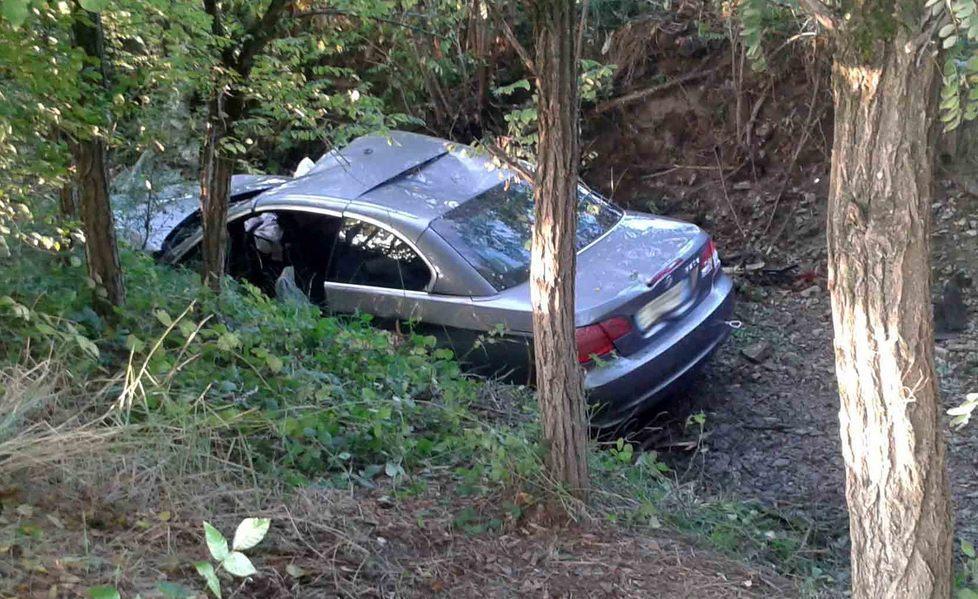 Auto finisce fuori strada Due feriti, uno è grave 