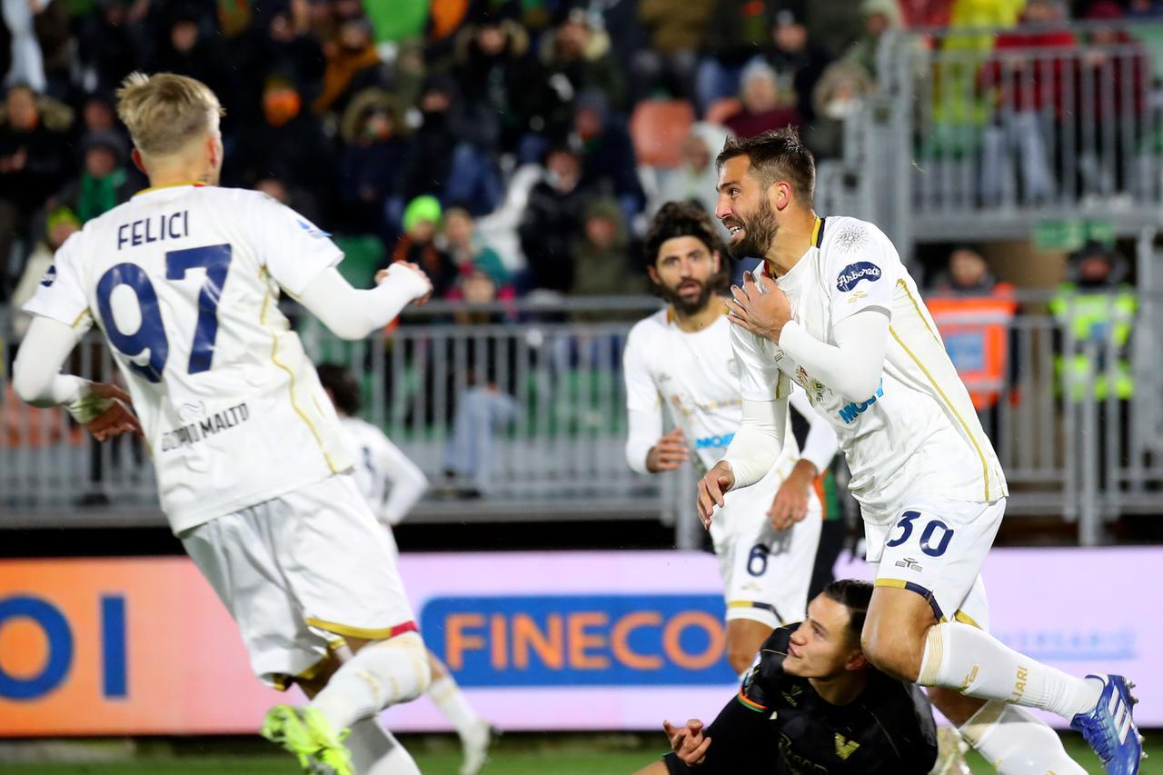 Il Cagliari affonda a Venezia: 2-1