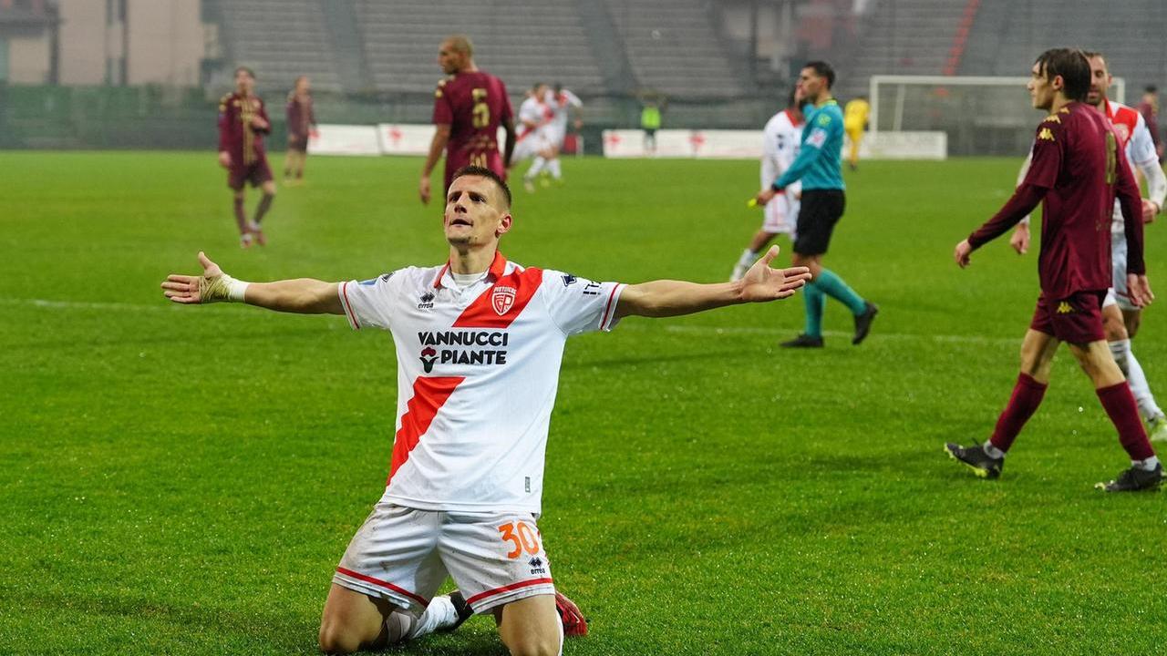 Pistoiese, il gran ritorno del capitano arancione e il sorriso di mister Villa: le pagelle