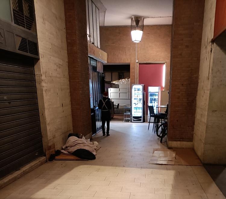 Ferrara, dormono al gelo nella piazza in festa: «Serve un ricovero»