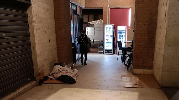 Ferrara, dormono al gelo nella piazza in festa: «Serve un ricovero»