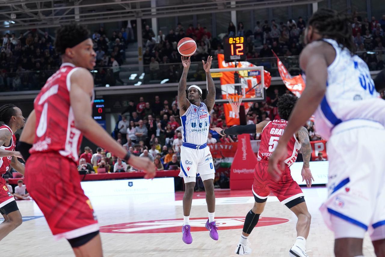 La Unahotels ha messo la sesta: anche Varese al tappeto al Bigi