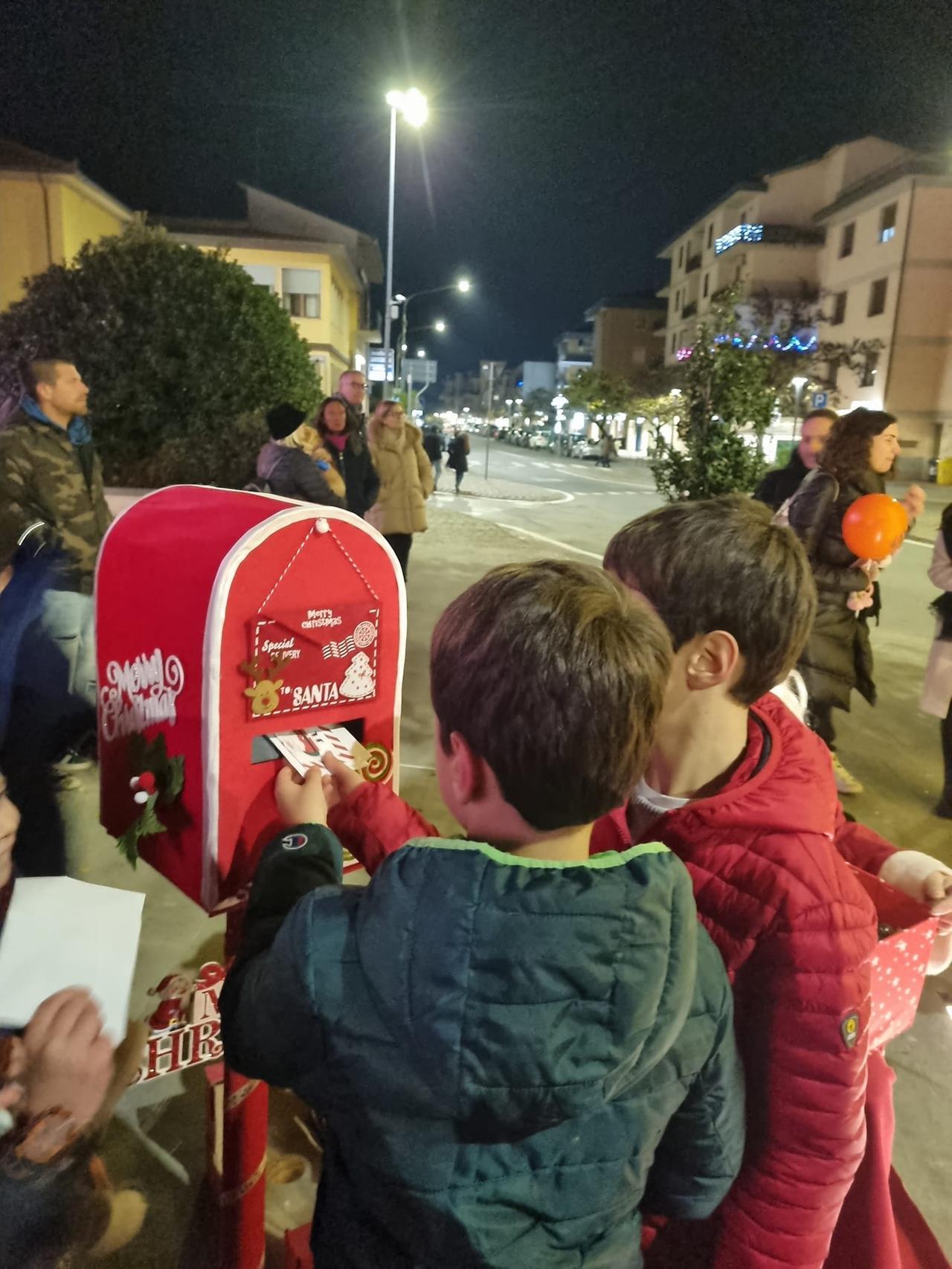 Le letterine a Babbo Natale: «Fai che babbo e mamma non litighino più e che l’Italia diventi grande come il Messico»