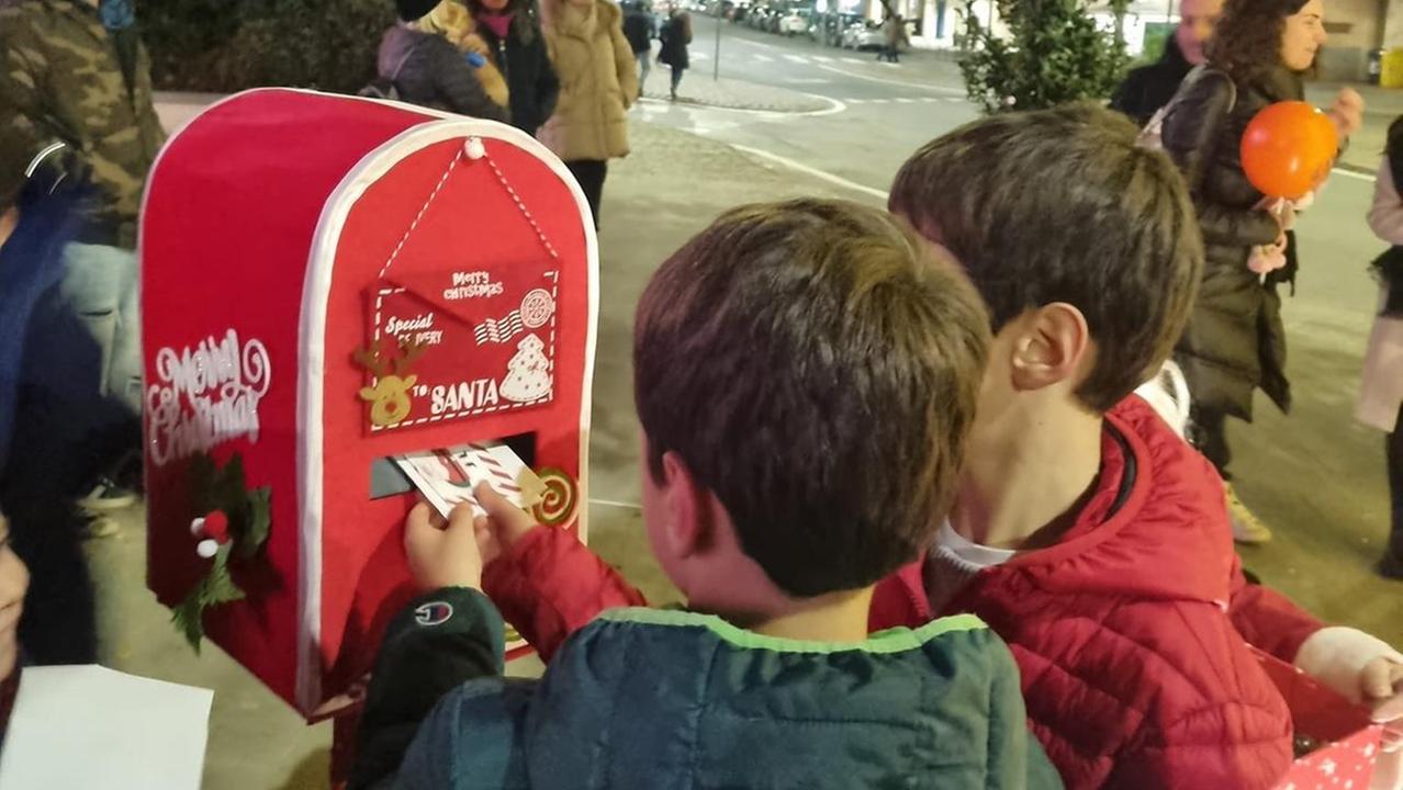 Le letterine a Babbo Natale: «Fai che babbo e mamma non litighino più e che l’Italia diventi grande come il Messico»