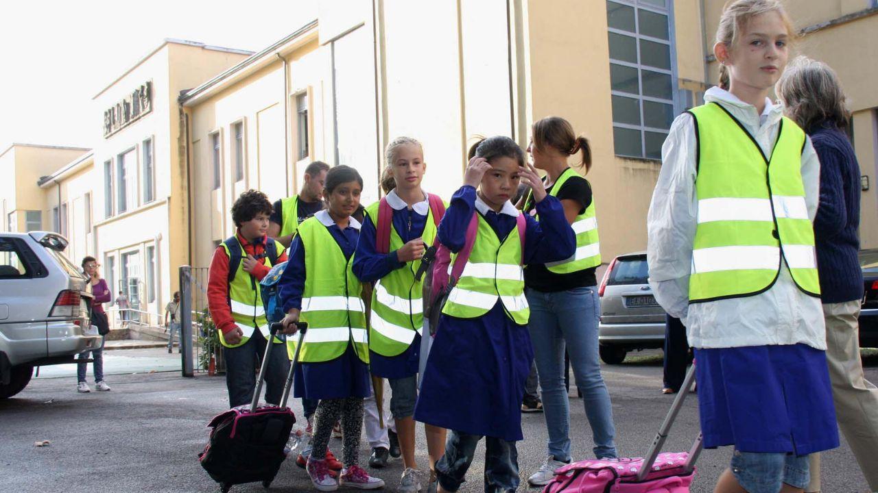 In alto i bambini delle scuole Guasti coinvolti nel servizio Pedibus (archivio)