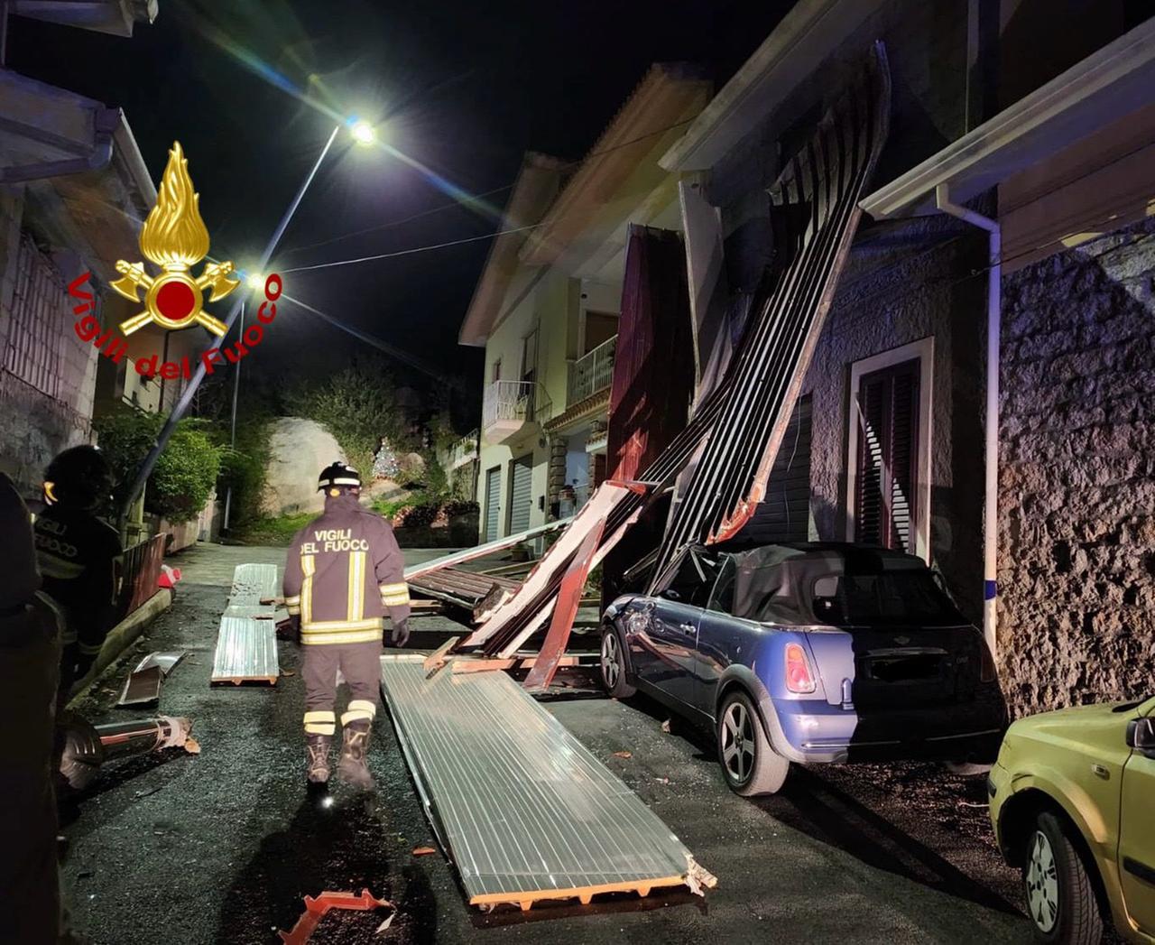 Roghi e maltempo: notte di super lavoro per i vigili del fuoco nel Nuorese