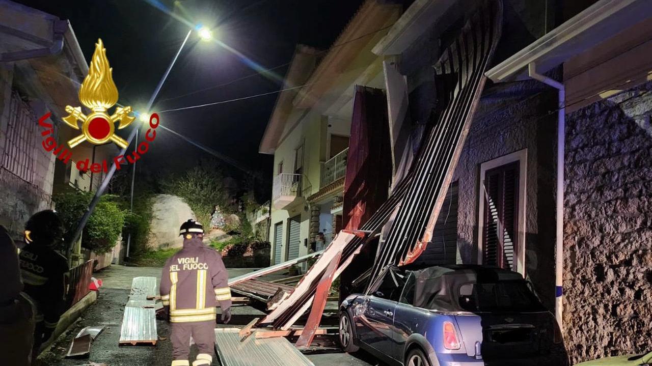 Roghi e maltempo: notte di super lavoro per i vigili del fuoco nel Nuorese