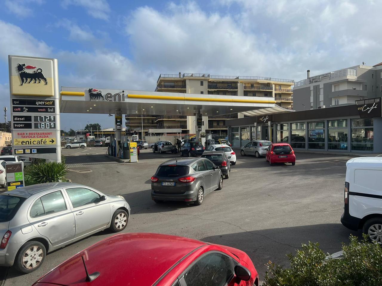 Rapina nel rifornitore Agip, bottino da 40mila euro: due malviventi in fuga