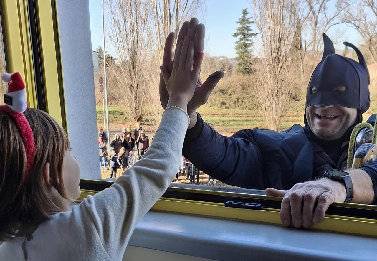 
	I supereroi hanno portato un sorriso ai bambini

