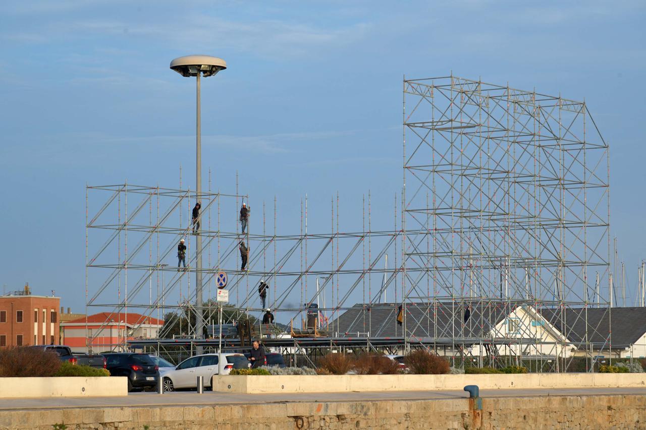 
	Il palco di Capodanno in fase di montaggio al molo Brin

