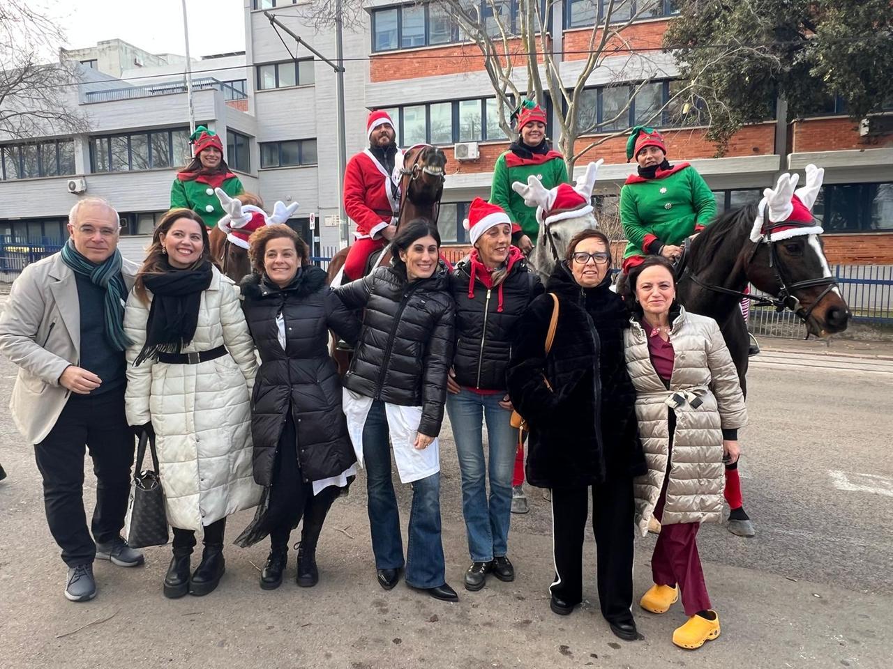 Sassari, Babbo Natale e tre elfi arrivano a cavallo per portare i doni ai pazienti oncologici dell’ospedale Santissima Annunziata