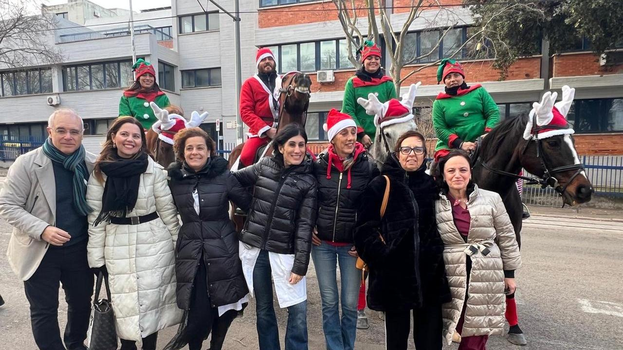 Sassari, Babbo Natale e tre elfi arrivano a cavallo per portare i doni ai pazienti oncologici dell’ospedale Santissima Annunziata