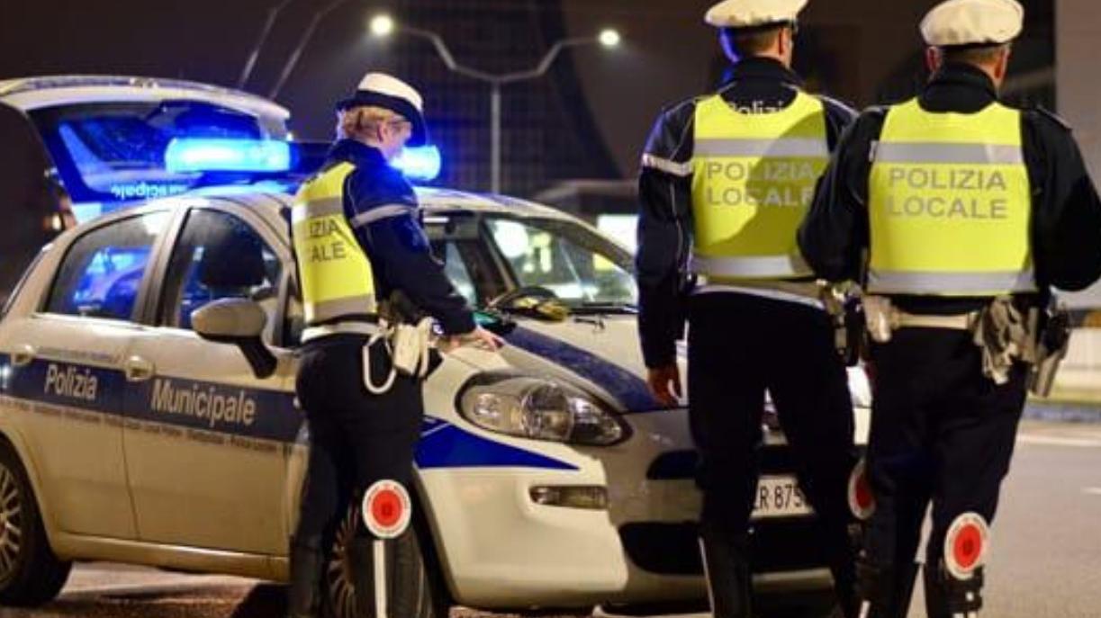 Gli agenti della polizia locale di Modena hanno soccorso la famiglia