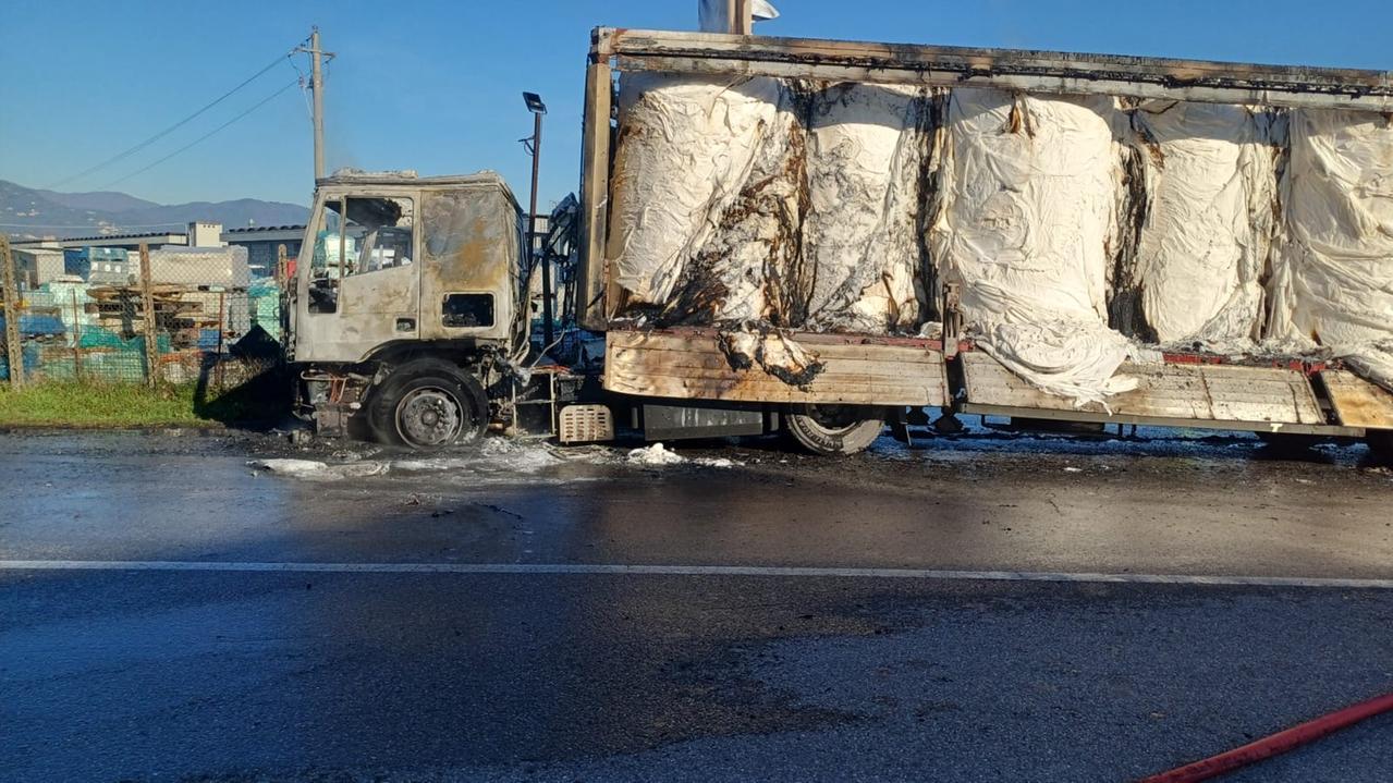 Porcari, camion in fiamme: via Puccini chiusa – Video