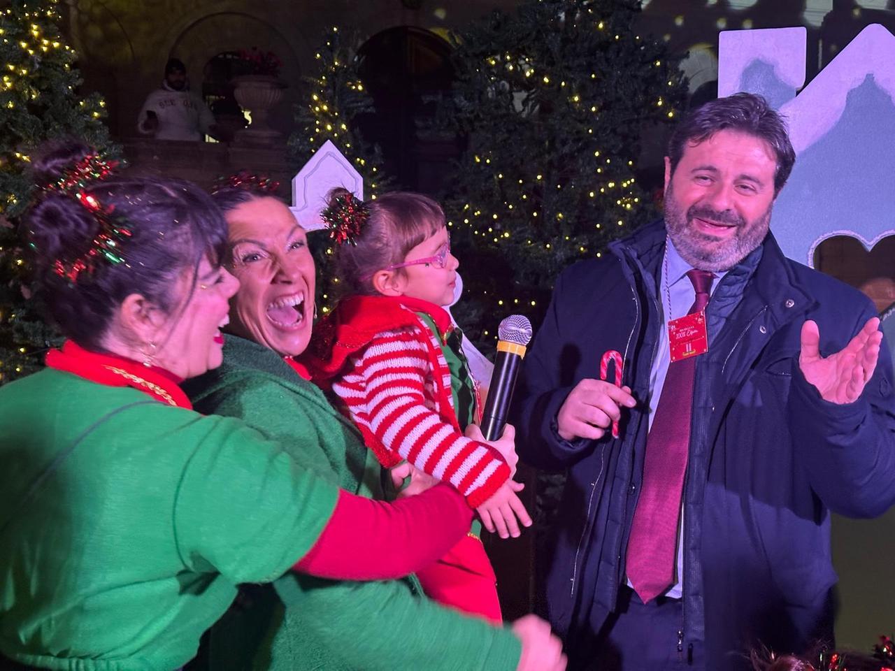 
	Il sindaco Giuseppe Mascia con gli elfi (foto di <strong>Ivan Nuvoli</strong>)

