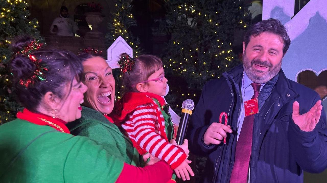 Il sindaco Giuseppe Mascia con gli elfi (foto di <strong>Ivan Nuvoli</strong>)