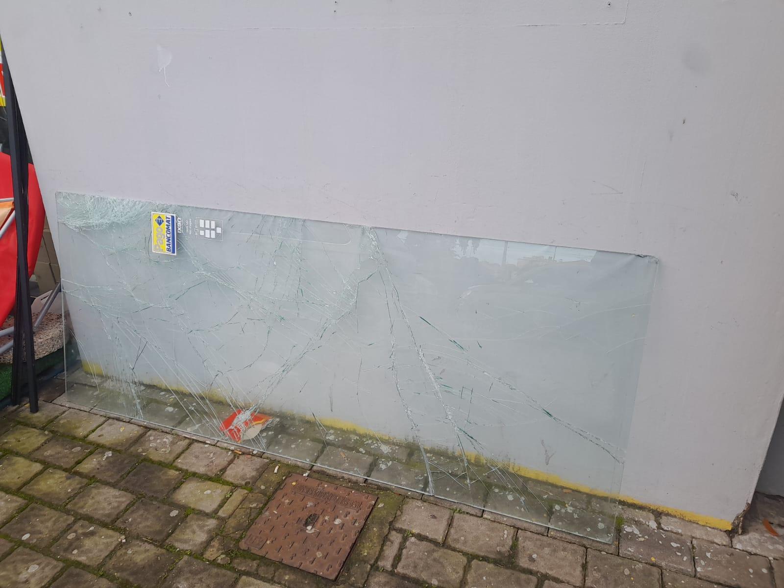 La vetrata staccata dopo lo sfondamento