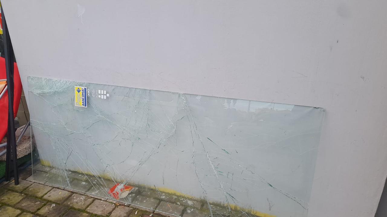 La vetrata staccata dopo lo sfondamento