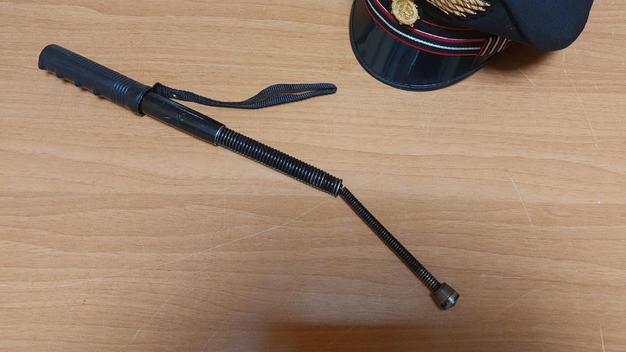 Il manganello sequestrato