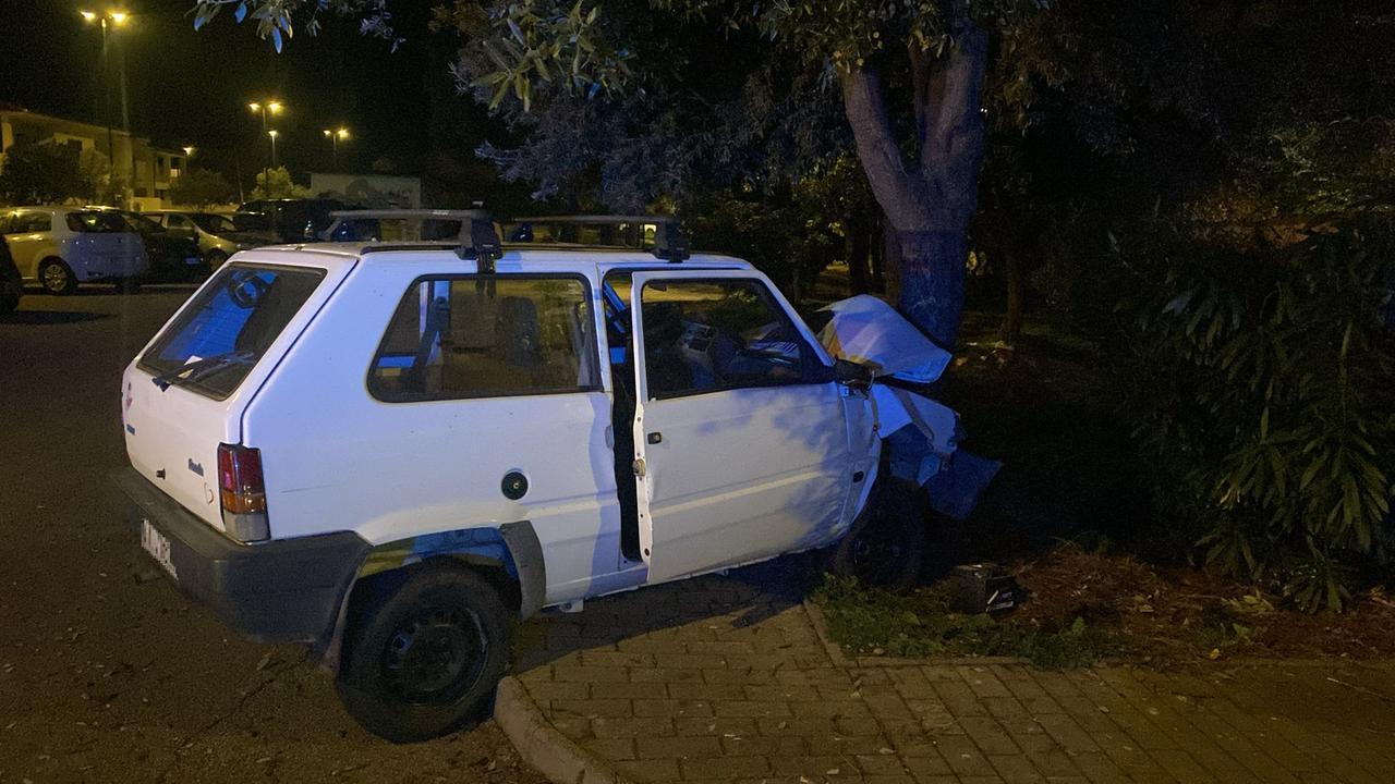 Auto si schianta contro un albero: due persone in codice rosso