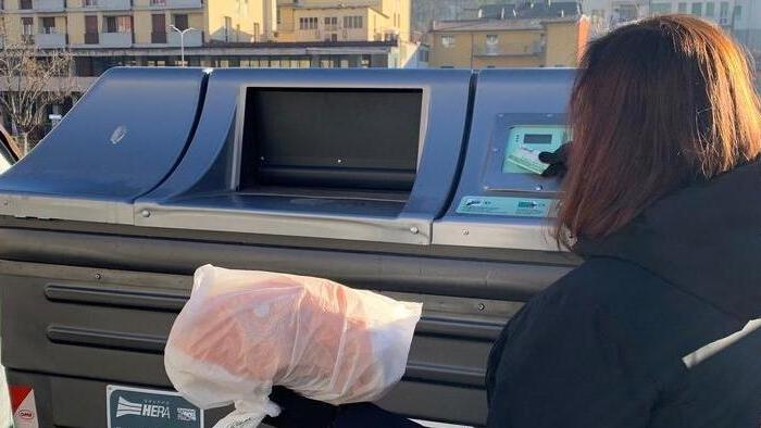 Anche i cassonetti di carta e plastica si apriranno con la Carta Smeraldo