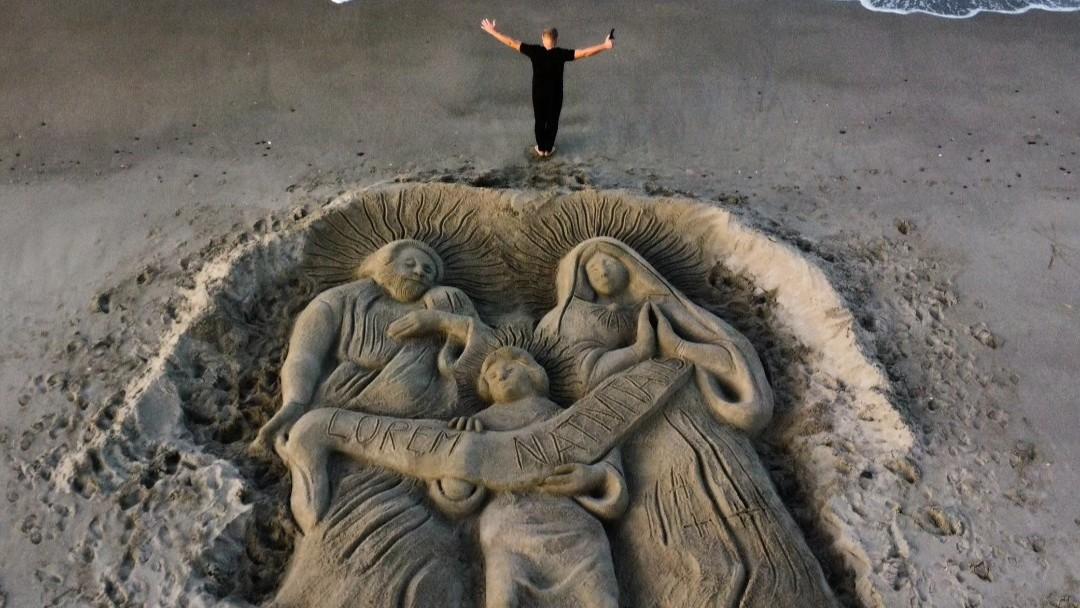 Gli auguri di Natale scolpiti sulla spiaggia di Platamona