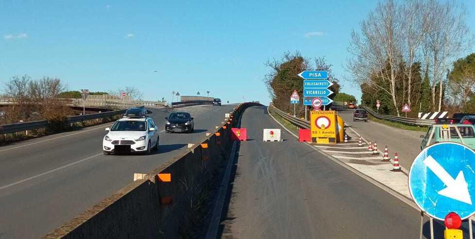 La strada sbarrata a ridosso del ponte