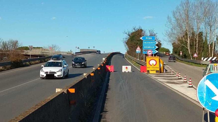 La strada sbarrata a ridosso del ponte