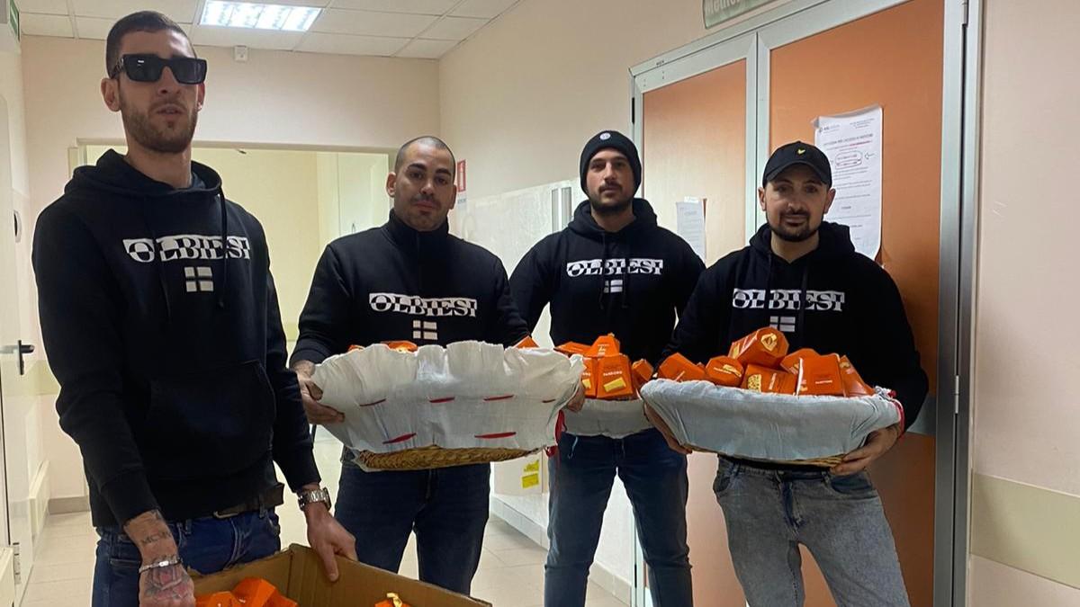 Gli ultras dell’Olbia portano panettoni e pandori ai pazienti dell’ospedale Giovanni Paolo II