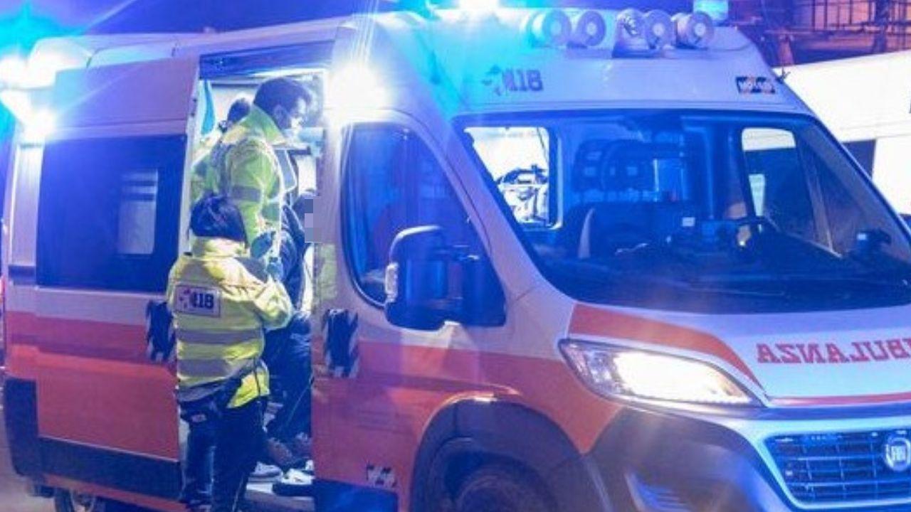 L'intervento di un'ambulanza (foto di archivio)