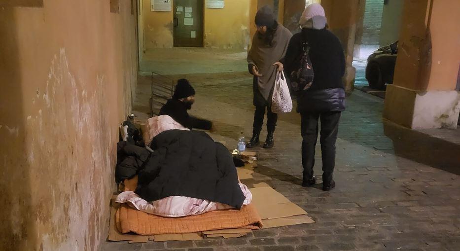 Senzatetto a Ferrara, i volontari portano tè caldo e umanità