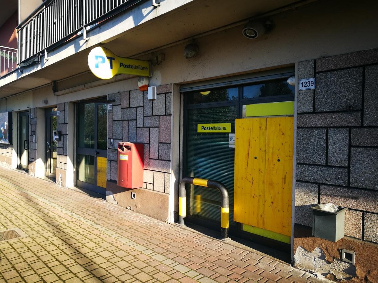 
	Il postamat murato con un pannello di legno dopo l'esplosione

