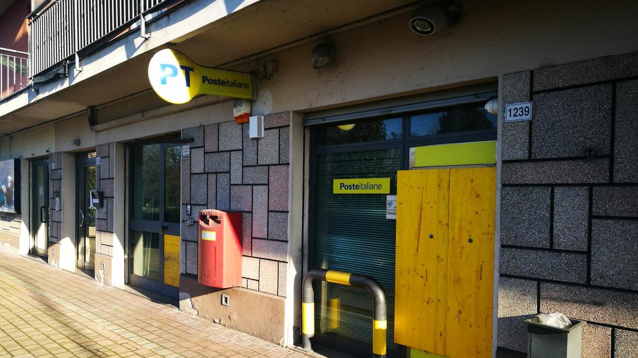 Il postamat murato con un pannello di legno dopo l'esplosione