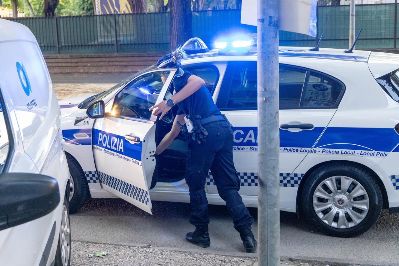 Ferrara, aggredisce agenti della polizia locale: denunciato 17enne