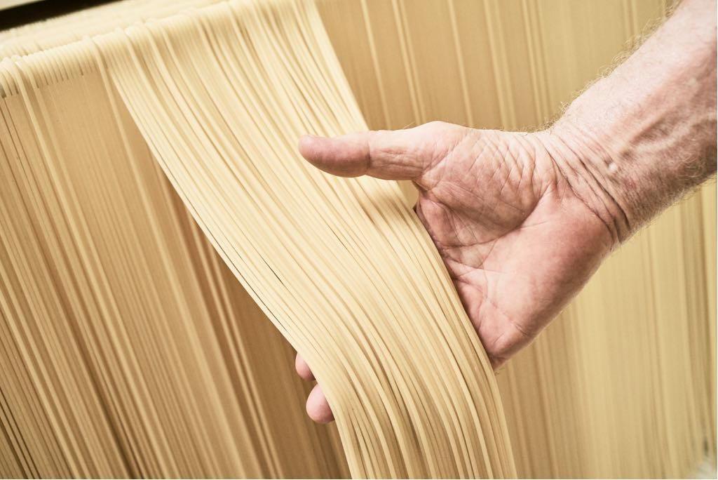 LARI Pastificio Martelli, la famiglia Martelli davanti allo stabilimento - La pasta durante la procedura di essiccazione