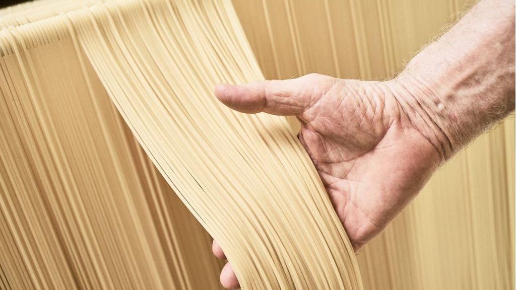 LARI Pastificio Martelli, la famiglia Martelli davanti allo stabilimento - La pasta durante la procedura di essiccazione
