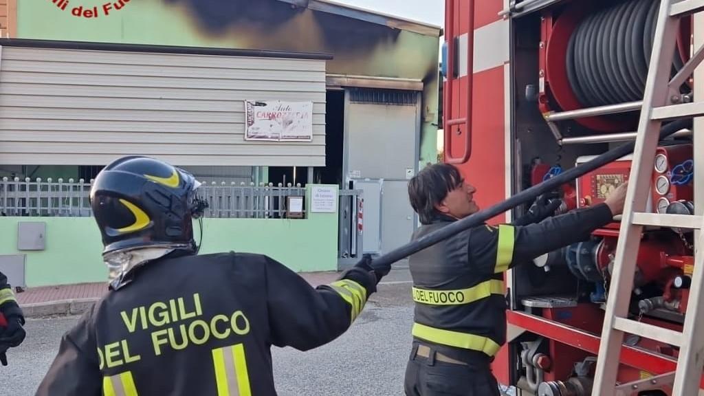 Allarme a Ozieri: un’officina va a fuoco nella zona artigianale