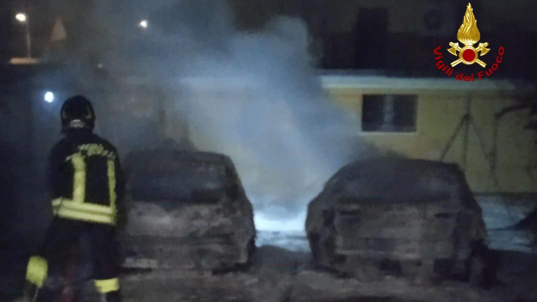 Reggiolo, incendio nella notte distrugge due auto